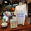 キャステル 【7/1発売】ディズニー×Mrs. GREEN APPLE(ミセス)コラボグッズ一覧！Tシャツやチャーム、雑貨が登場！