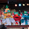 キャステル 【USJ】セサミストリートコーデ11選！かわいいエルモコーデやユニバ限定モッピーコーデも！ 