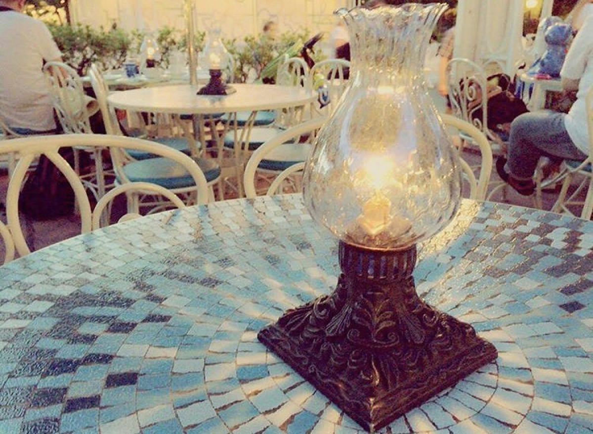 テーブルの上にはランプが置いてあって夕方から夜にかけてロマンチックな輝きを演出します♡