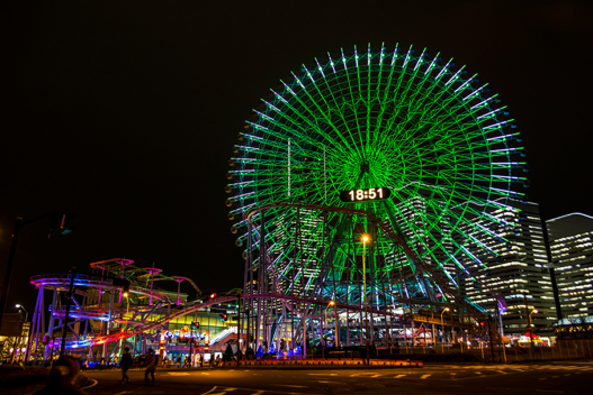 光り輝くコスモワールドのランドマーク