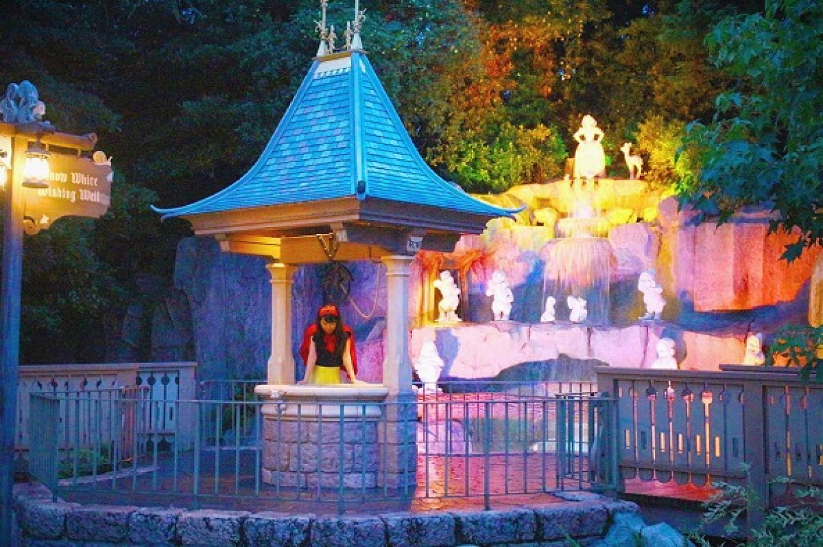 白雪姫の願いが叶う井戸| キャステル | CASTEL ディズニー情報