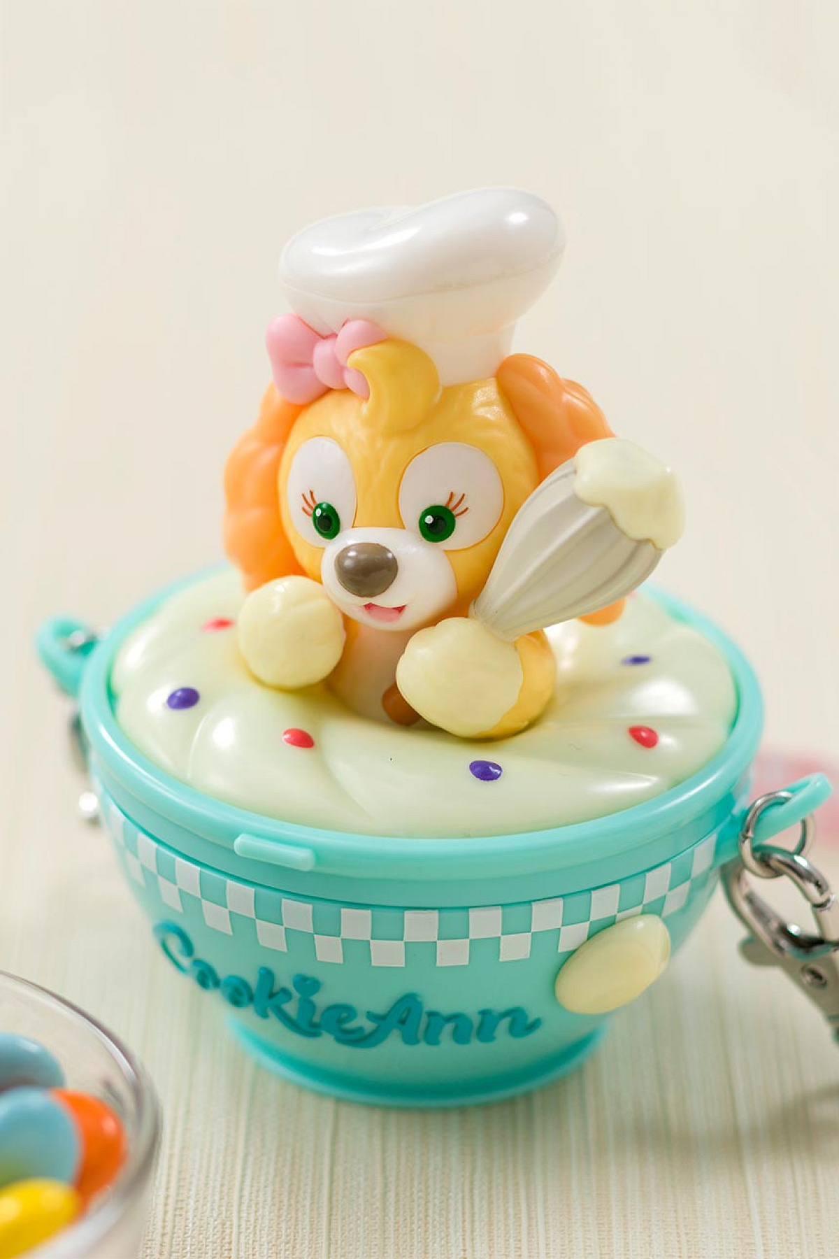カラフルチョコレート、ミニスナックケース付き（クッキ・アン）