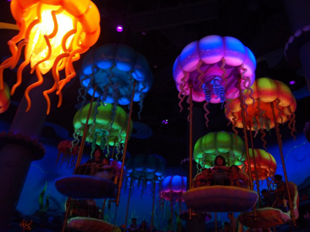 カラフルに浮くクラゲは不思議でロマンチックですね| キャステル