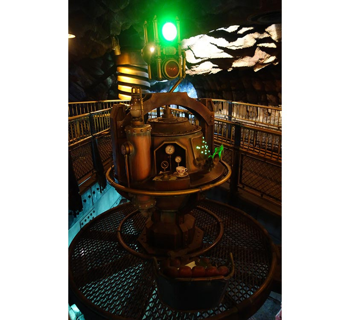 センター・オブ・ジ・アースのQラインにあるコミュニケーションセンター