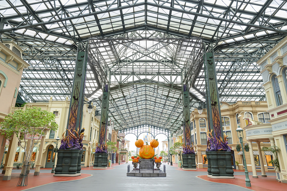 2025年のディズニーランドのハロウィンデコレーション
