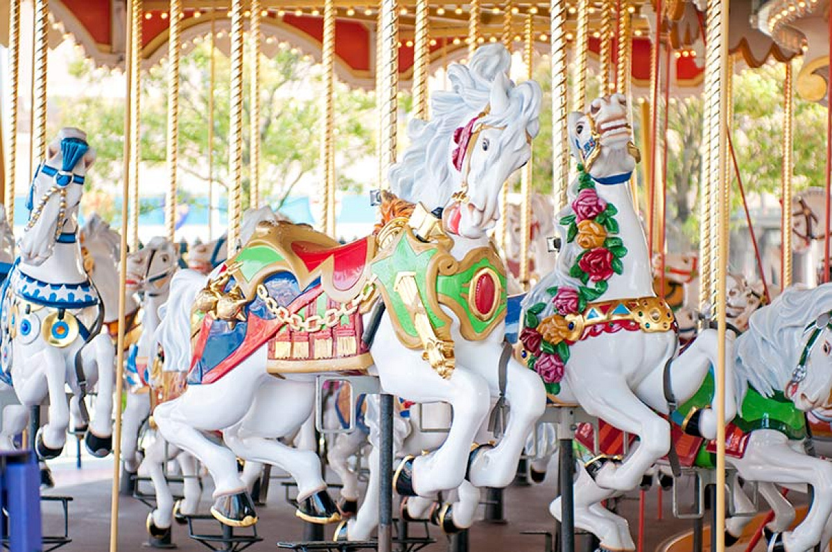 ディズニーランドの木馬はすべて白馬