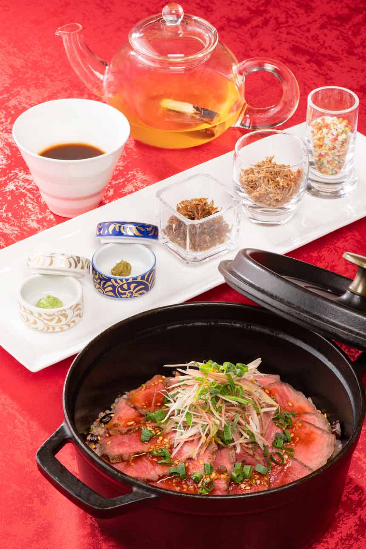スモーク香る和牛ランプ肉のグリルと赤飯のココット ちりめん山椒と焼き葱ブロス