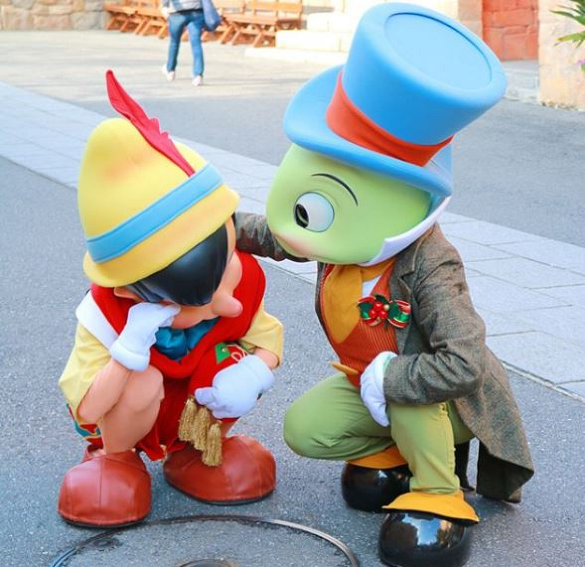 ピノキオをなぐさめるジミニー