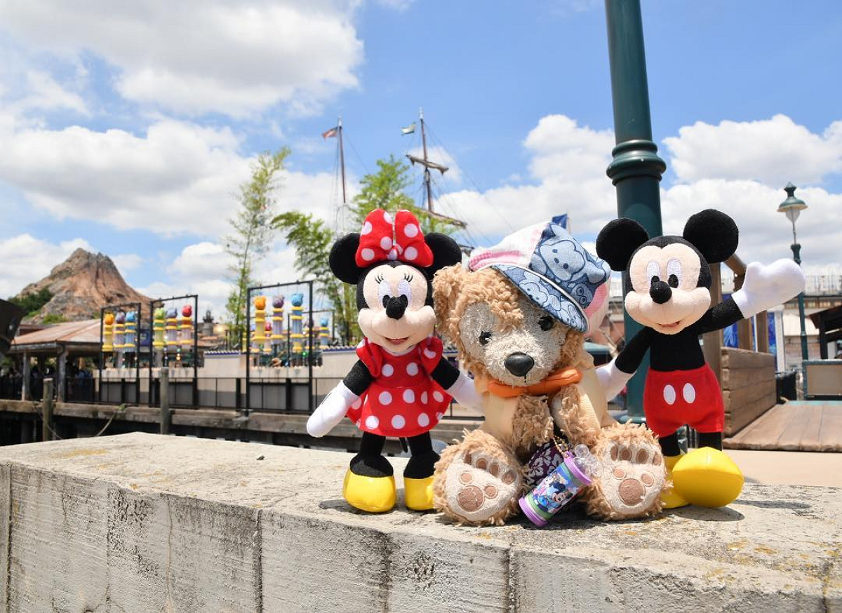 アラビアンコーストの泉を覗くミッキーとミニー| キャステル | CASTEL