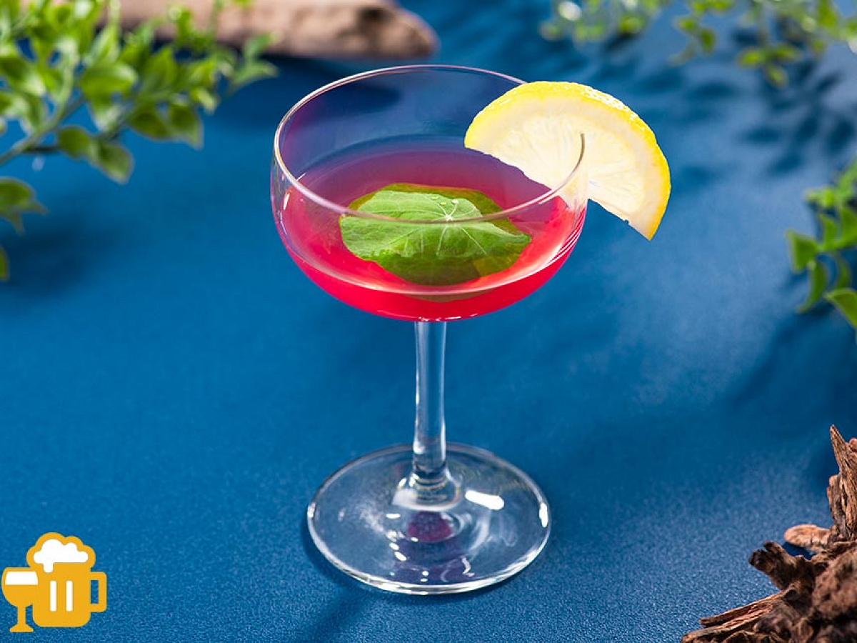 オリジナルカクテル（ジン、ハイビスカスシロップ、グレープフルーツジュース、レモン）