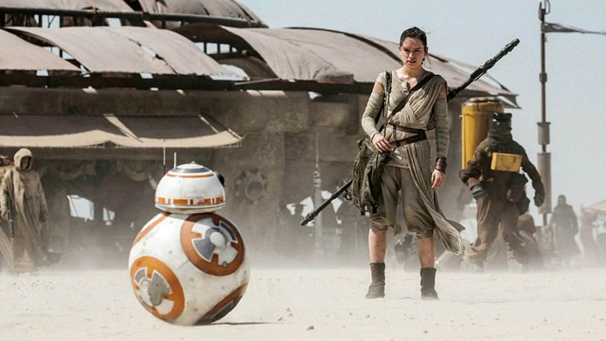 BB-８と出会う主人公・レイ