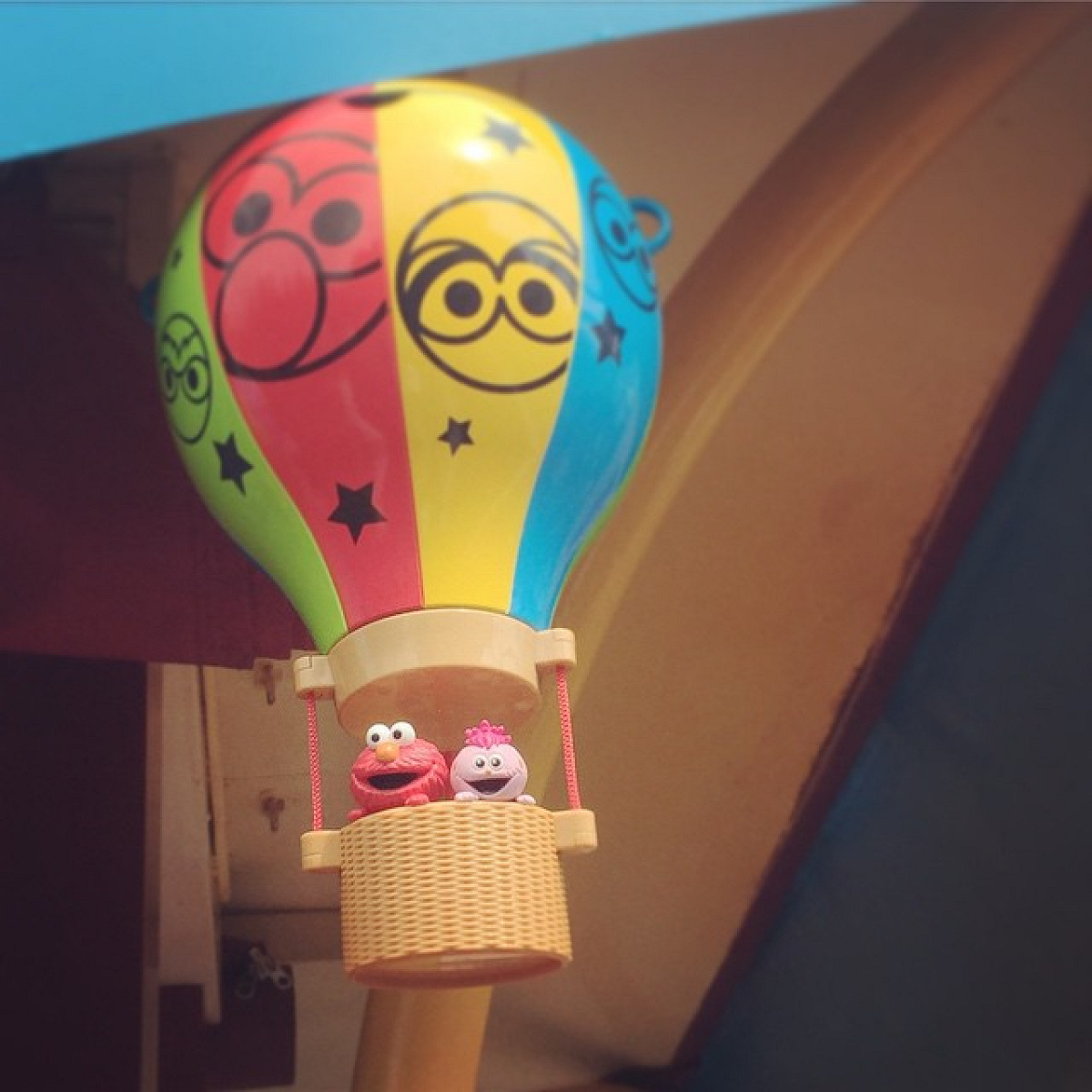 セサミストリート【2014年～】エルモとモッピーの空飛ぶ気球バケツ