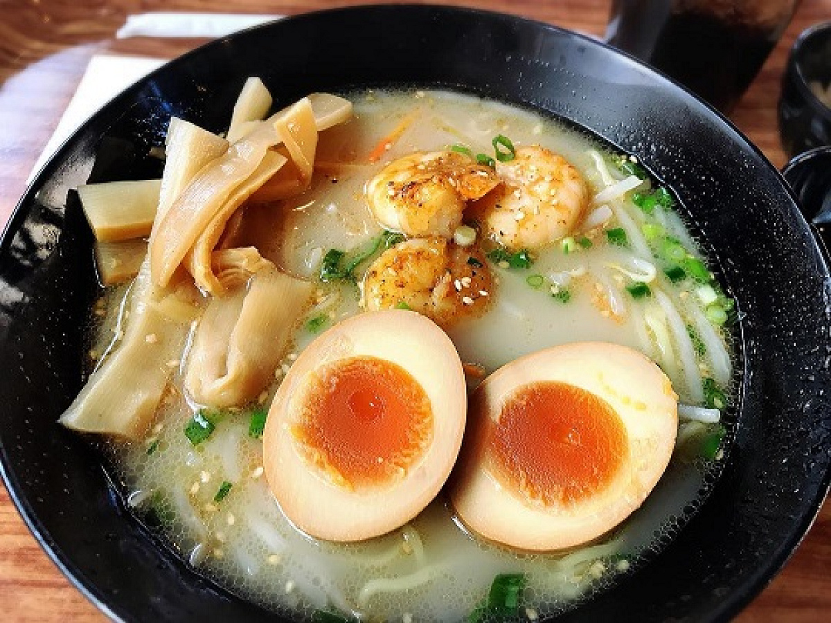 海老入り白湯麺に煮タマゴとメンマをトッピング