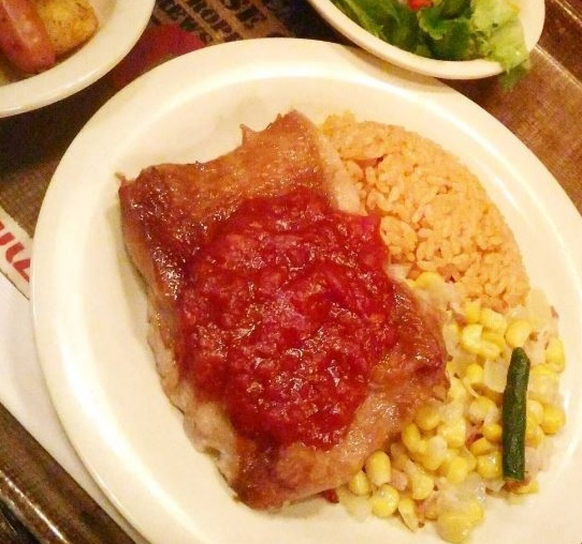 スモークチキン、メキシカンライスとベジタブル添え