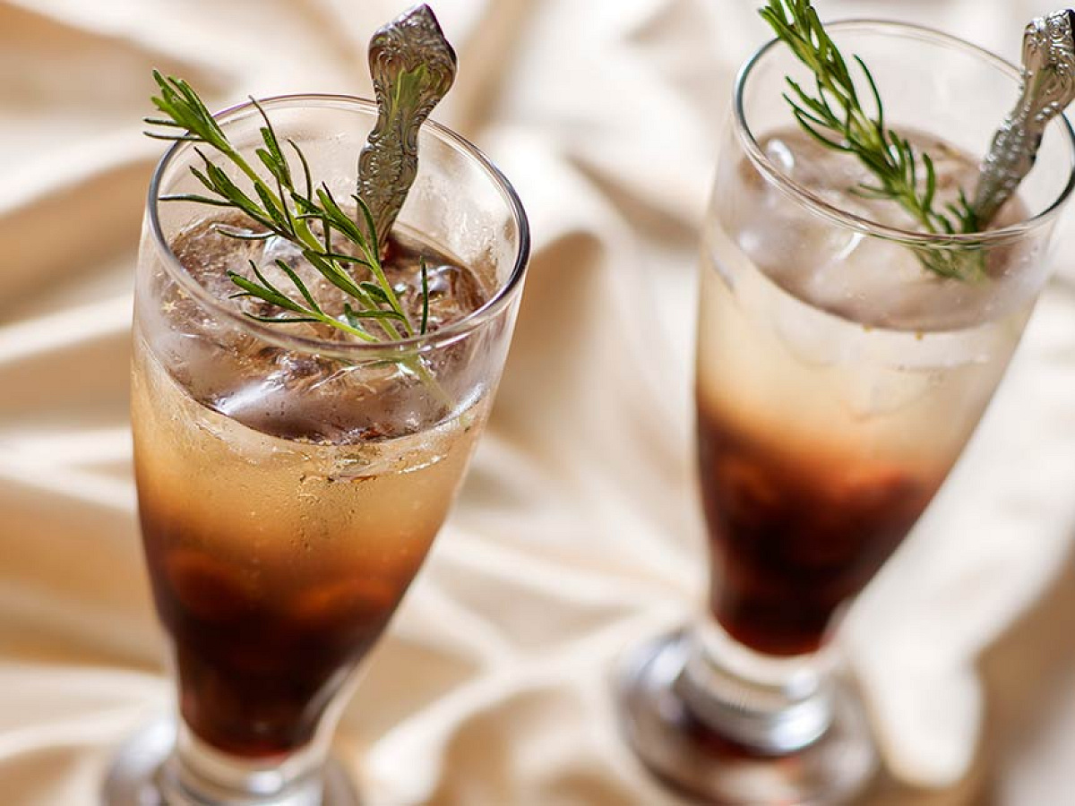 スパークリングカクテル(チェリーリキュール、ソーダ) キャステル CASTEL ディズニー情報