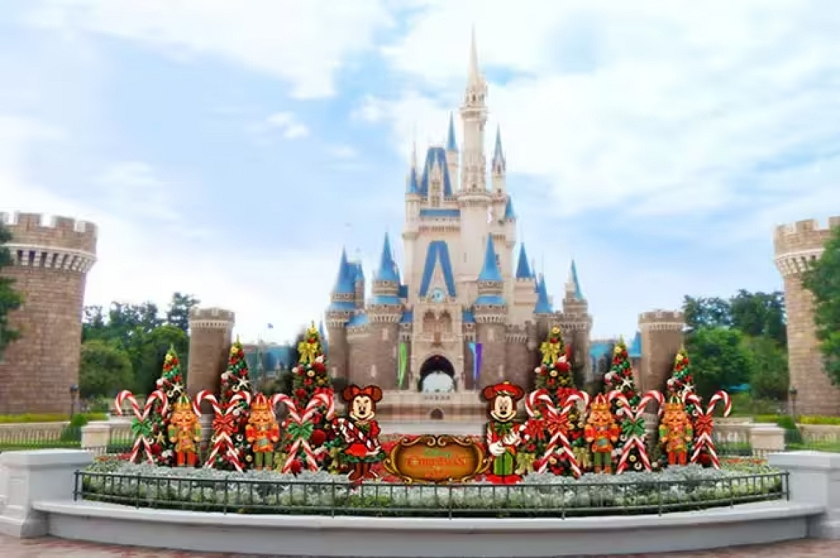 ディズニー クリスマス城の装飾 トイズ・ワンダラス・クリスマス！をテーマにしたデコレーション