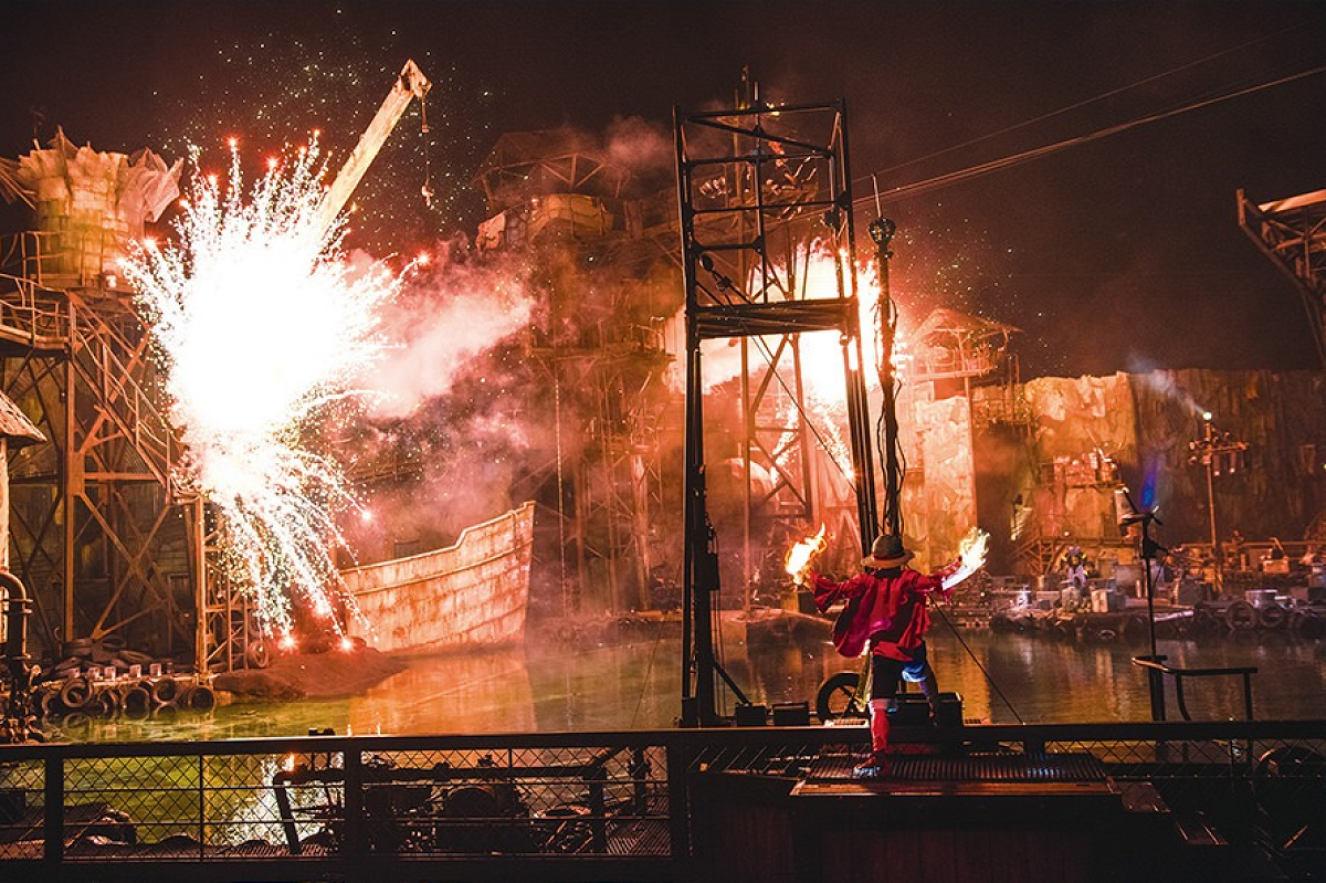 USJワンピースプレミアショー」過去のショー風景／ルフィの攻撃