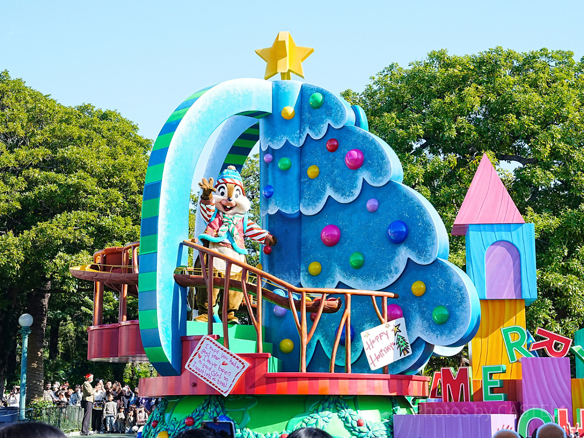 「トイズ・ワンダラス・クリスマス！」のフロートと登場キャラクター