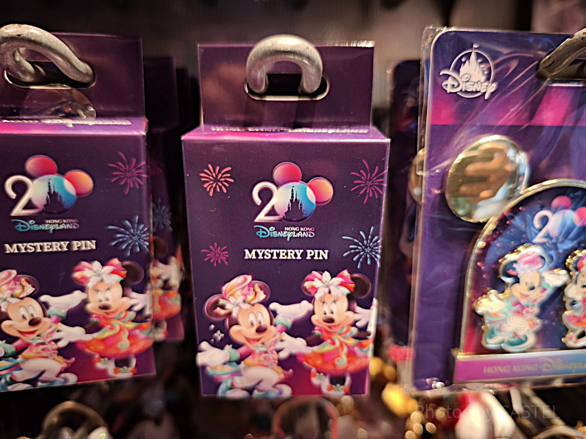 香港ディズニー20周年「ミッキー＆フレンズ・グランドセレブレーショングッズ」：ミステリーピンバッジ