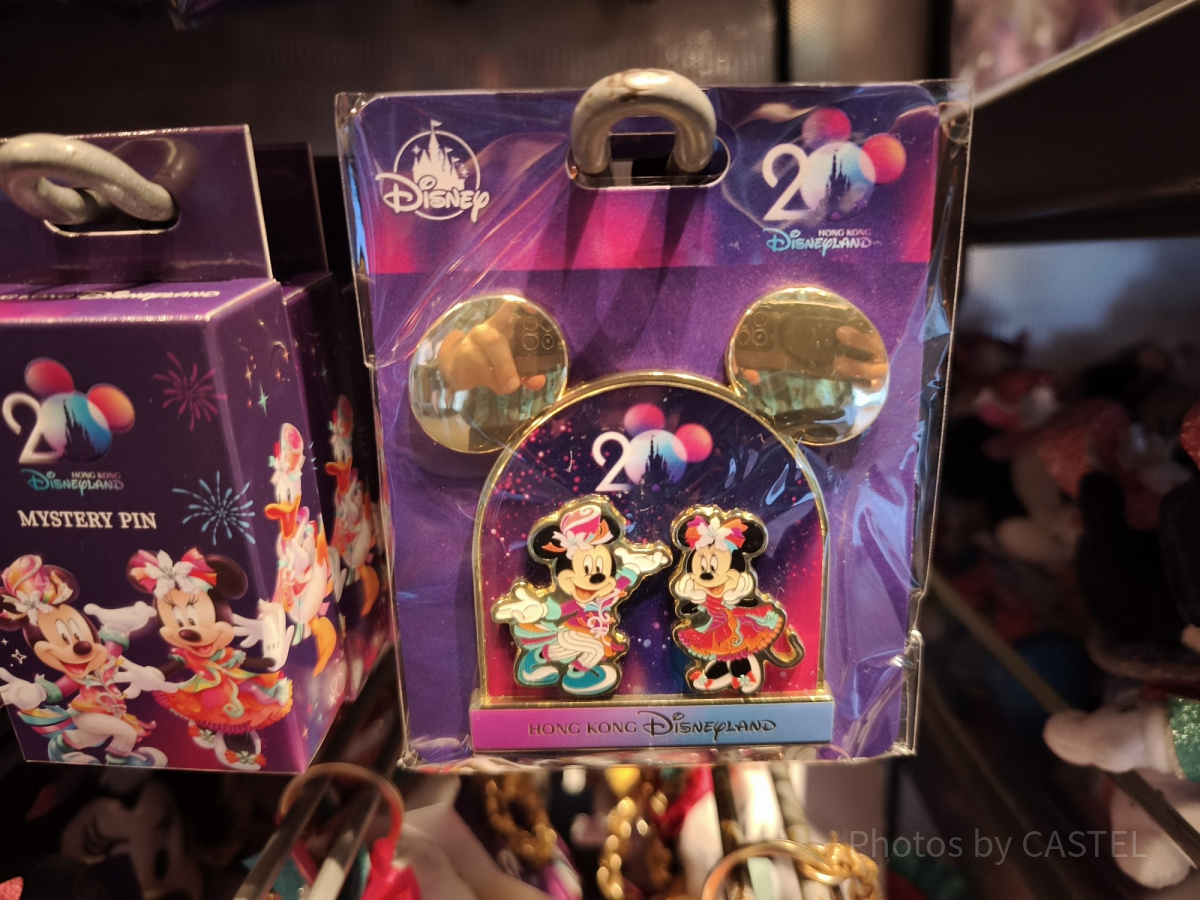 香港ディズニー20周年「ミッキー＆フレンズ・グランドセレブレーショングッズ」：20周年ペアピンバッジ