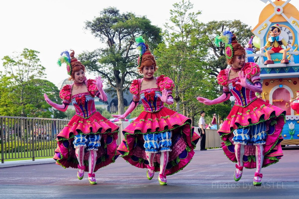 人形劇に出てくる女の子の衣装を着たダンサー| キャステル | CASTEL