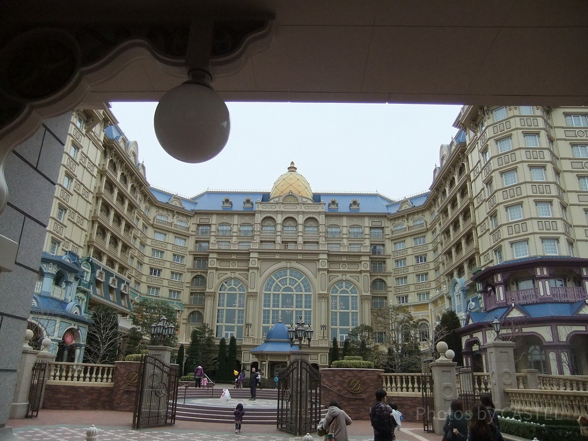 リゾートラインの駅を抜けるとそこは「東京ディズニーランドホテル」