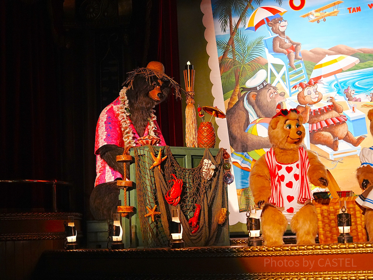 夏らしい衣装を着て登場！