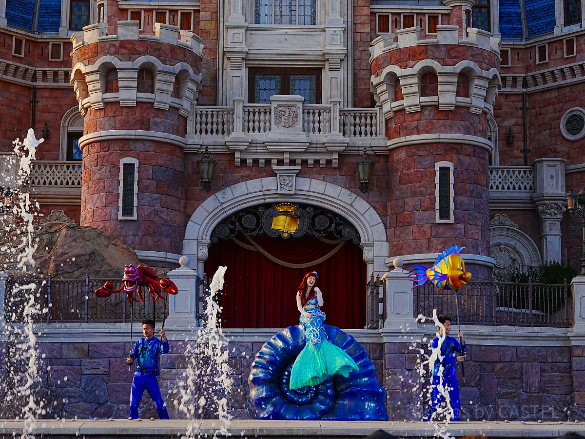 アリエルは貝殻の台車に乗って上手からの登場です。