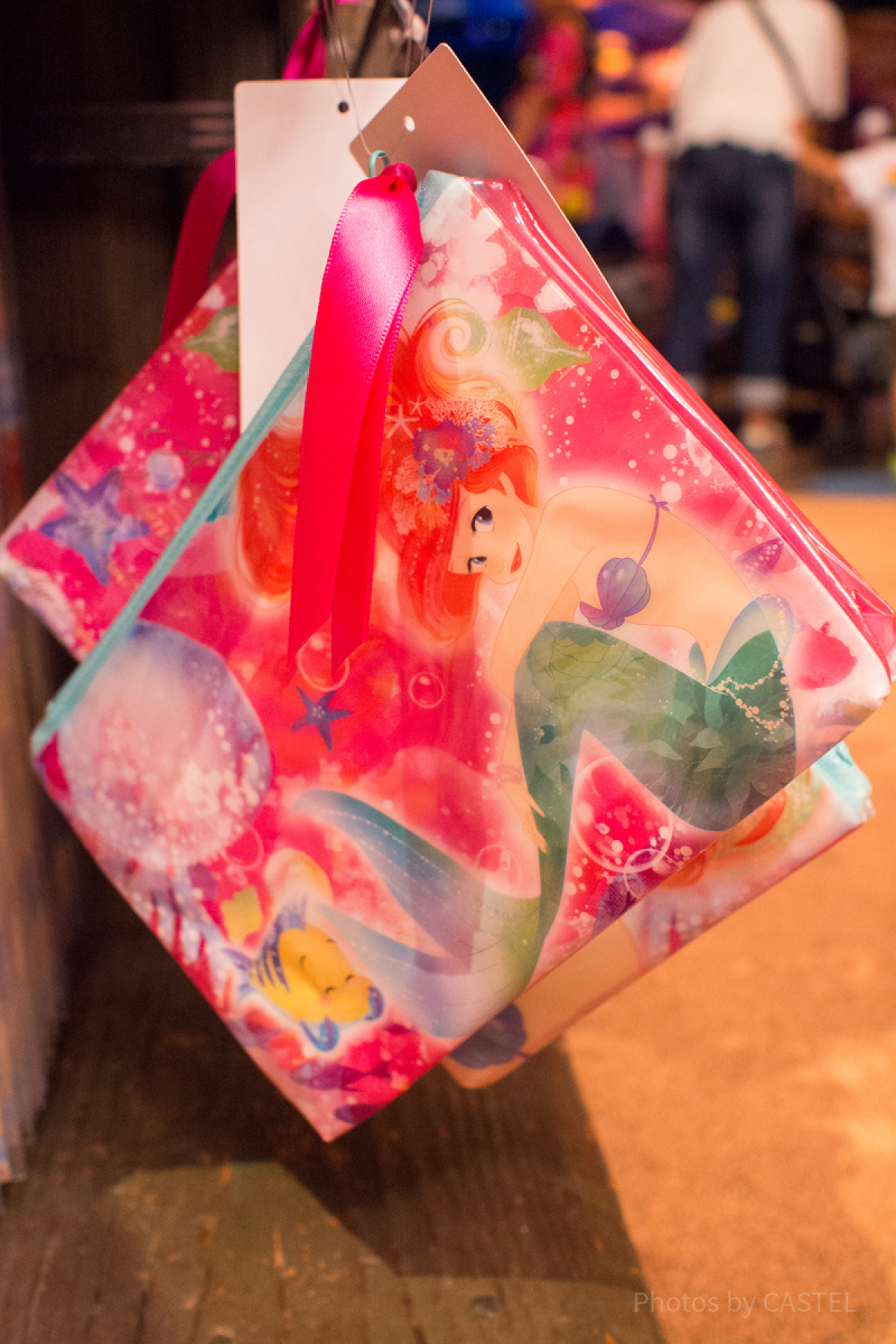 大きく描かれたアリエルがポイント♡| キャステル | CASTEL ディズニー情報