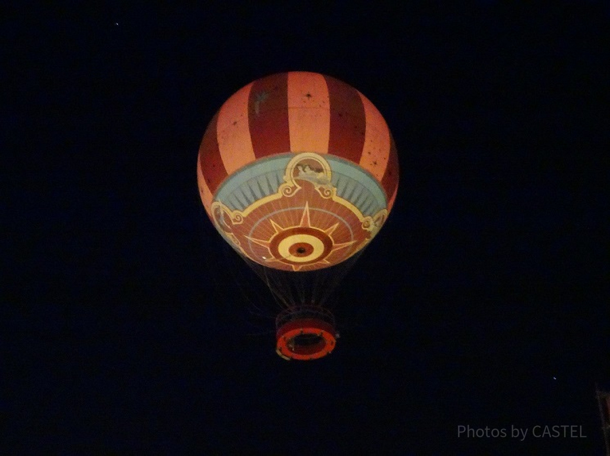 スプリングスの上空に浮かぶ気球。乗ることができます。よく見たらキャラクターが……