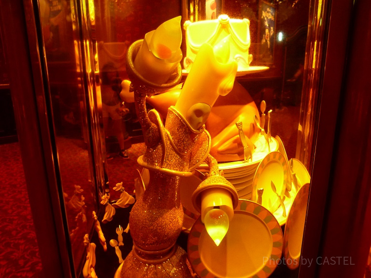 ロビーに置かれている「美女と野獣」のオブジェ| キャステル | CASTEL