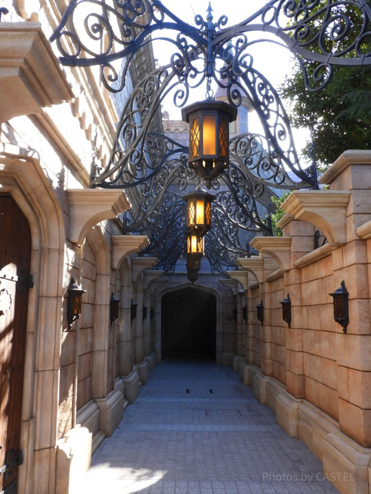 美女と野獣“魔法の物語”」出口| キャステル | CASTEL ディズニー情報