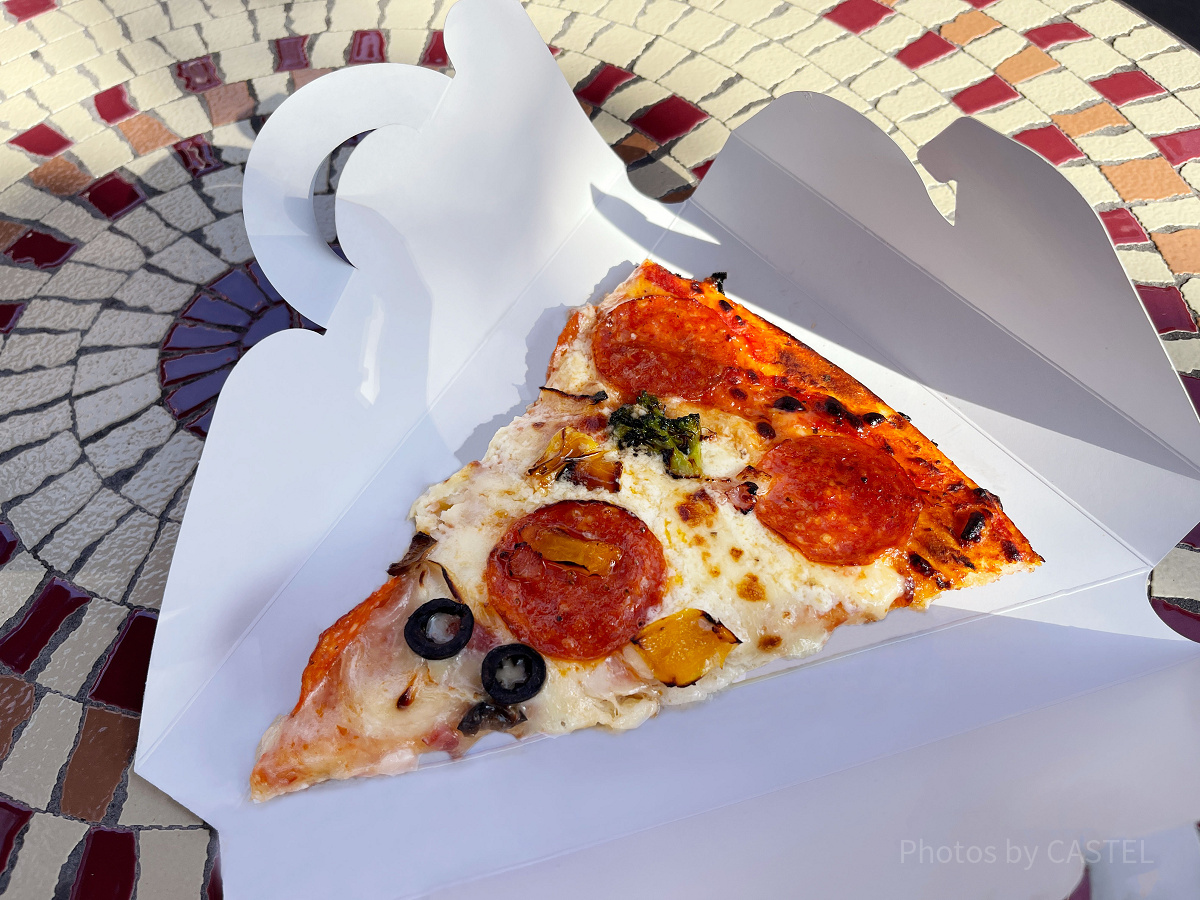 キャプテンフックス・ギャレーのピザ（ペパロニとマスカルポーネクリームのピザ）