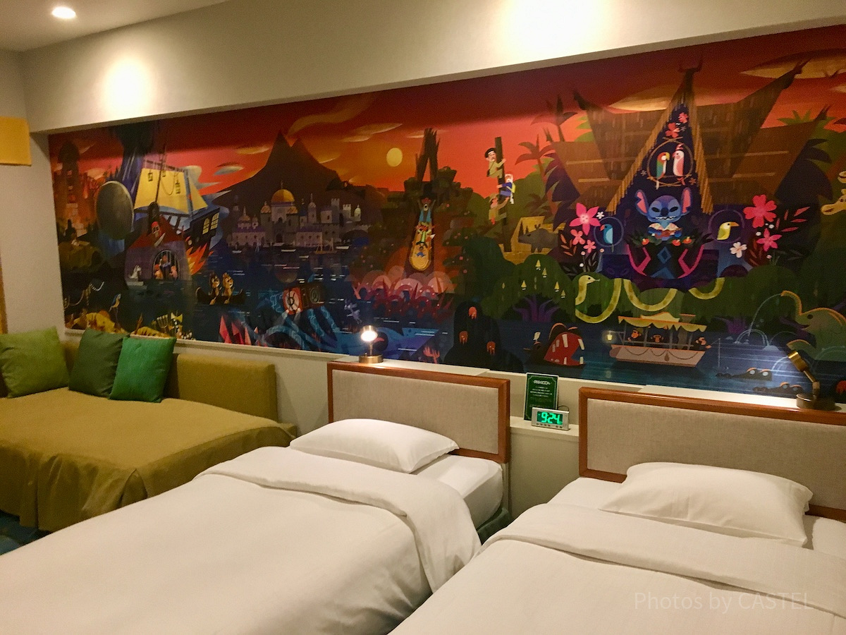 パークのアトラクションが描かれたセレブレーションホテルの客室