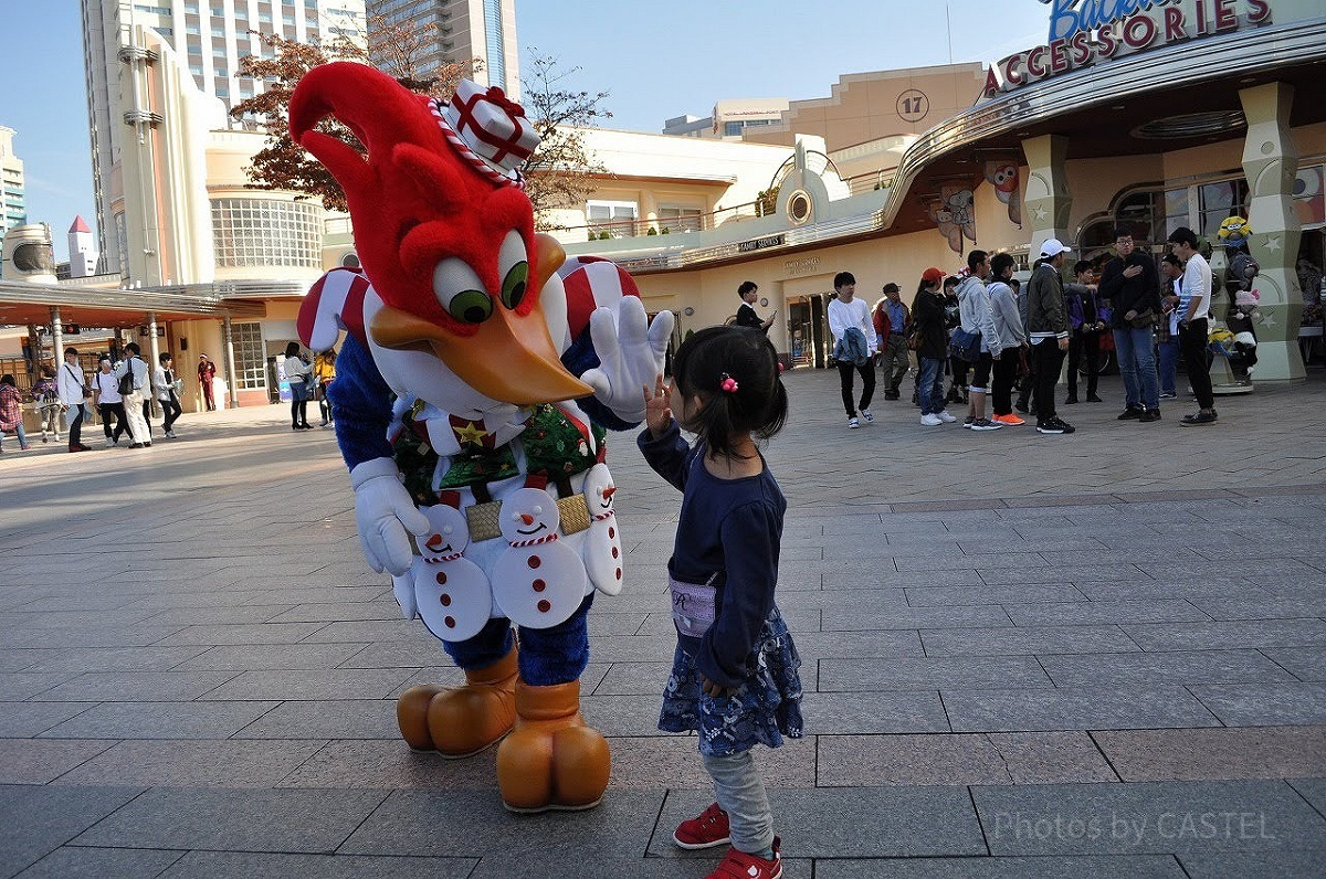 クリスマスバージョンのウッディ・ウッドペッカーとハイタッチ