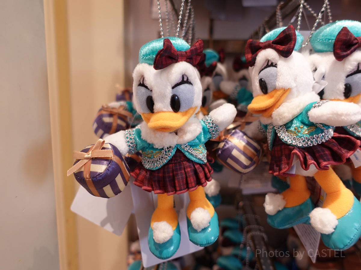 ディズニークリスマスグッズ2022：ぬいぐるみバッジ（デイジー