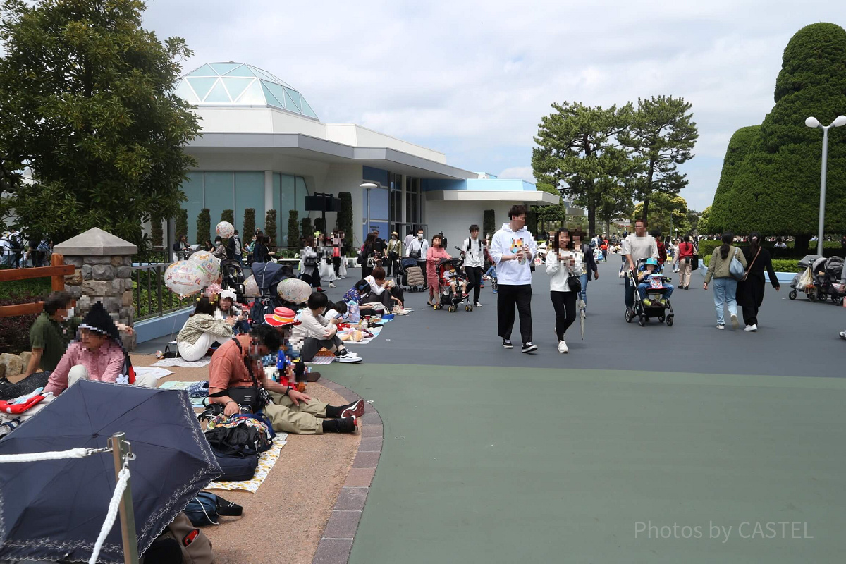 ディズニーランド5月混雑状況レポート：トゥモローランドのパレード待ち(12:00頃)