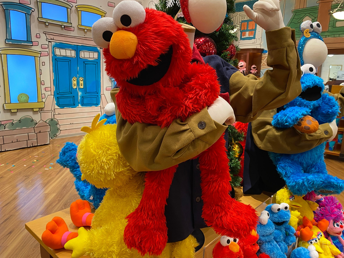 USJ エルモ 大きな ぬいぐるみ ハロウィン 希少 エルモの特大ぬいぐるみ| キャステル | CASTEL ディズニー情報