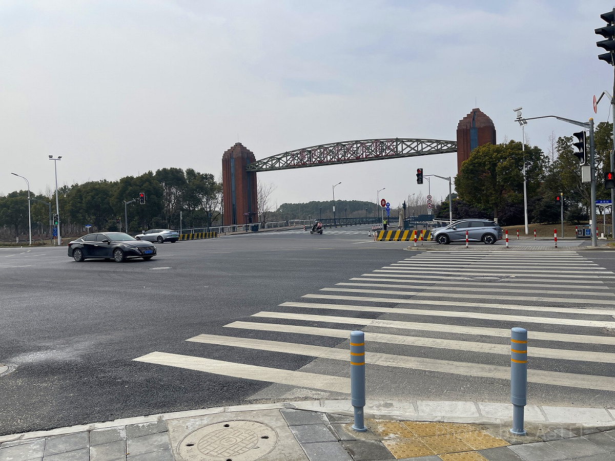 「上海国際リゾート駅」3番出口を出て左折した先にある交差点！ゲートを背に左折！