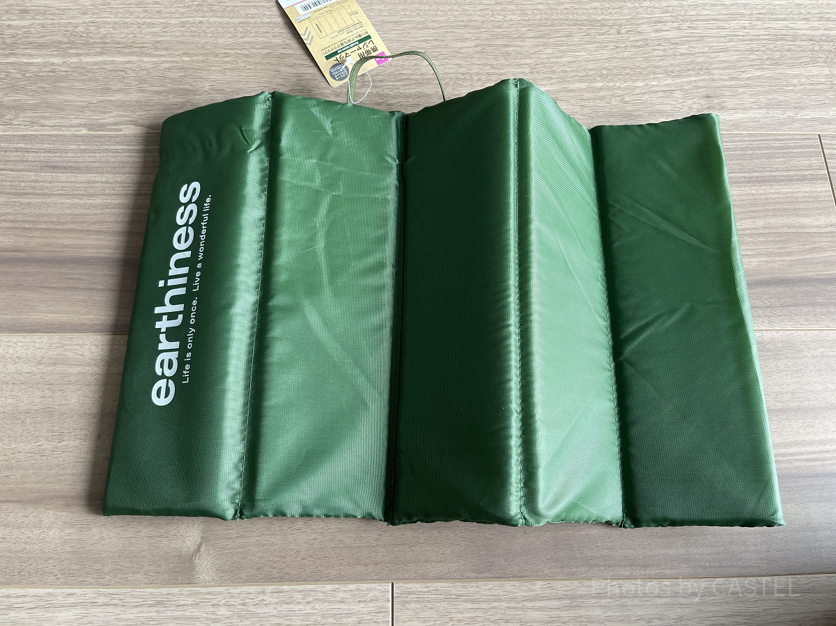 緑のポータブルクッションを広げた状態