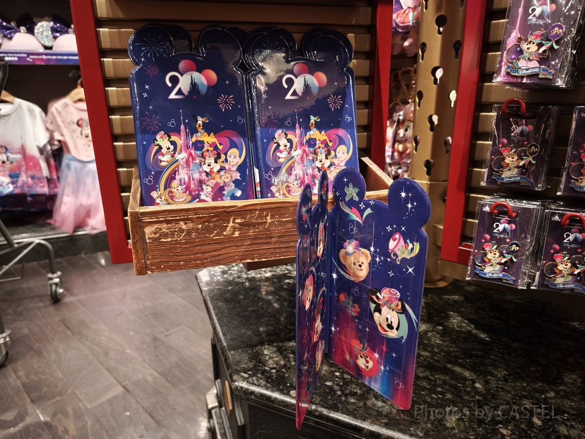 香港ディズニー20周年「ミッキー＆フレンズ・グランドセレブレーショングッズ」：スーベニアメダルコレクションブック