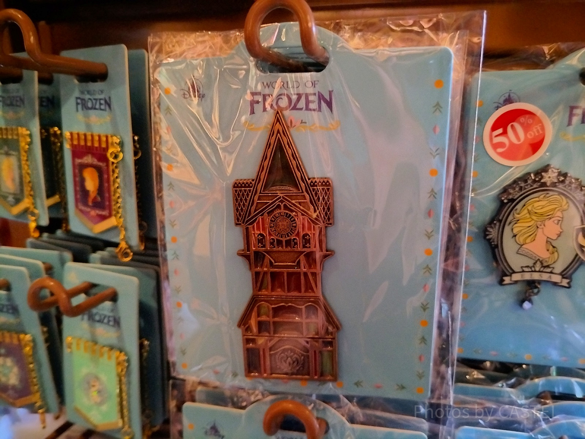 香港ディズニーアナ雪グッズ：時計塔型ピンバッジ| キャステル
