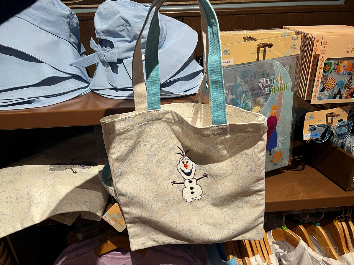 香港ディズニーアナ雪グッズ：オラフのトートバッグ(総柄)| キャステル