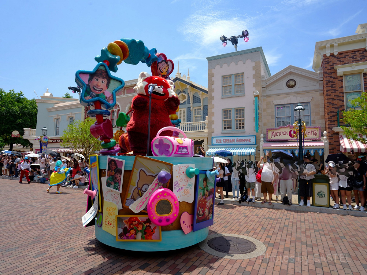 香港ディズニーランド20周年パレード　私ときどきレッサーパンダ　ピンとフィギュア 香港ディズニーランド20周年パレード 私ときどきレッサーパンダ