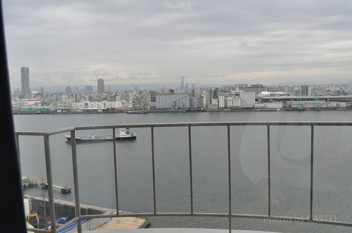 スーペリアルームは大阪湾海と対岸左側に大阪ドームの屋根が見えました（当日は曇りで残念）
