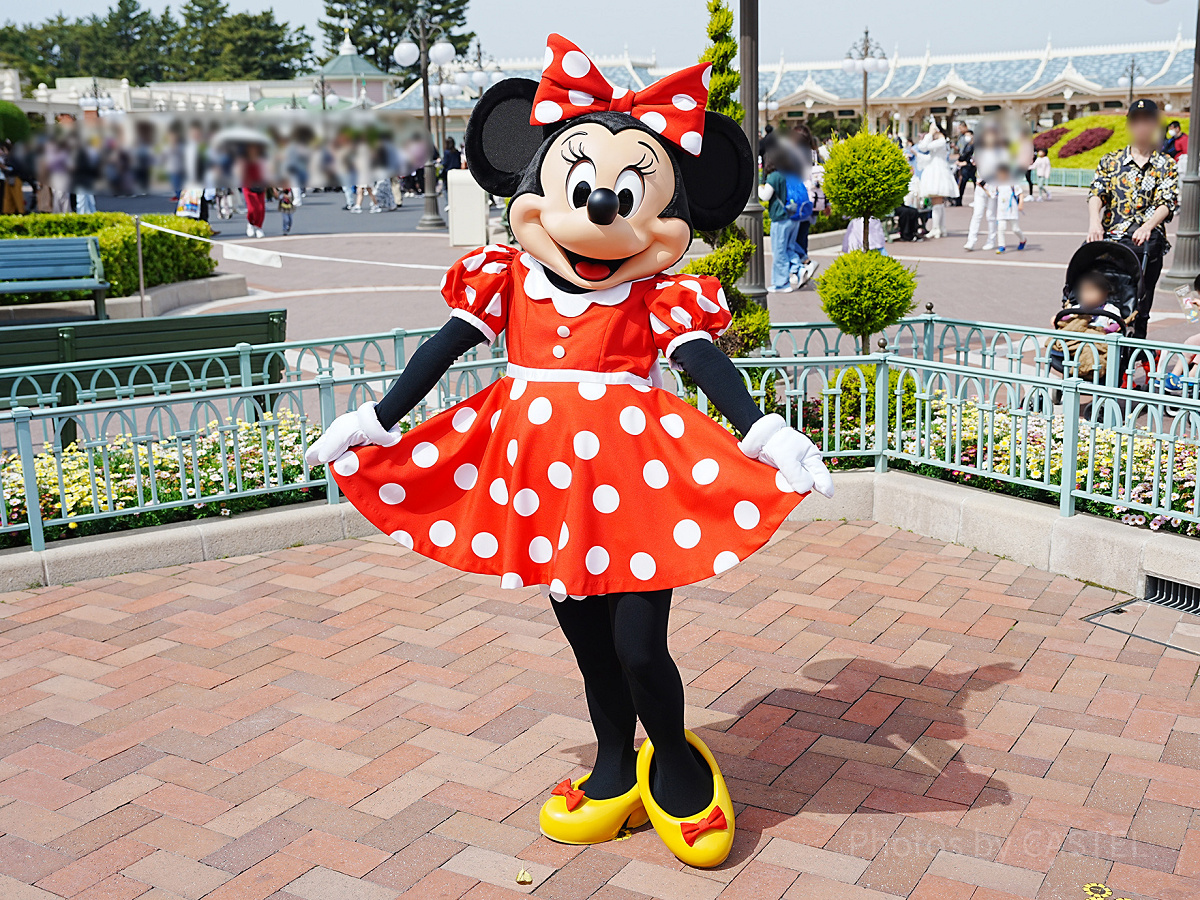 メインストリート・ハウス前で会えるミニー| キャステル | CASTEL