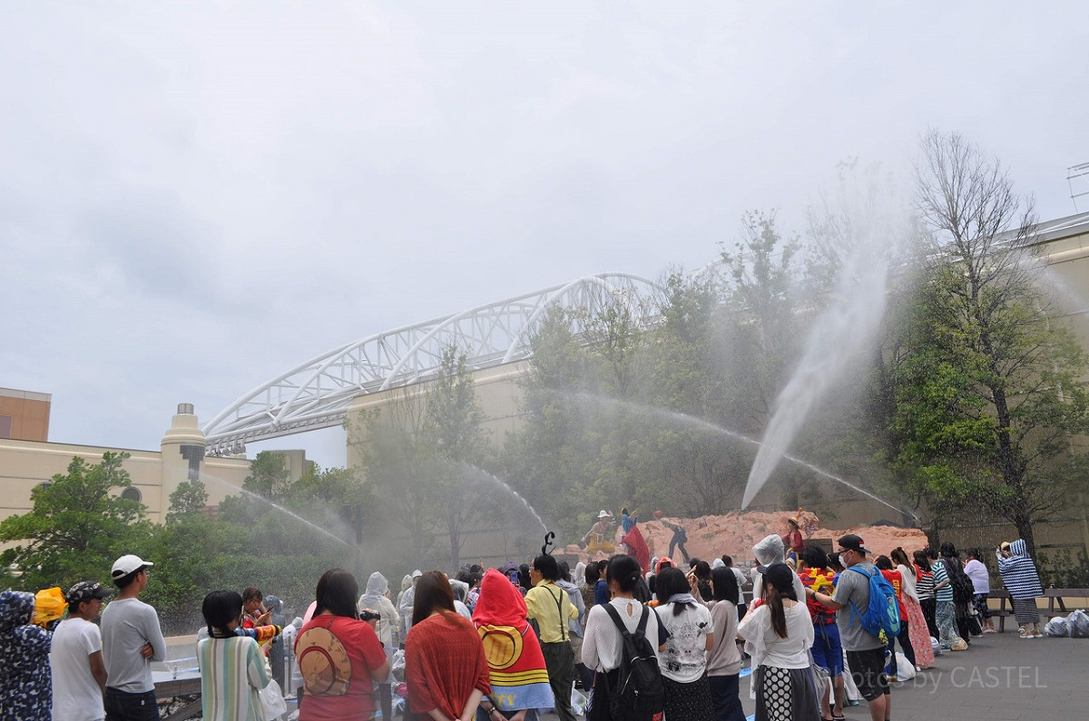 ワンピースウォーターバトルは会場全体が水でビショ濡れになる／USJ