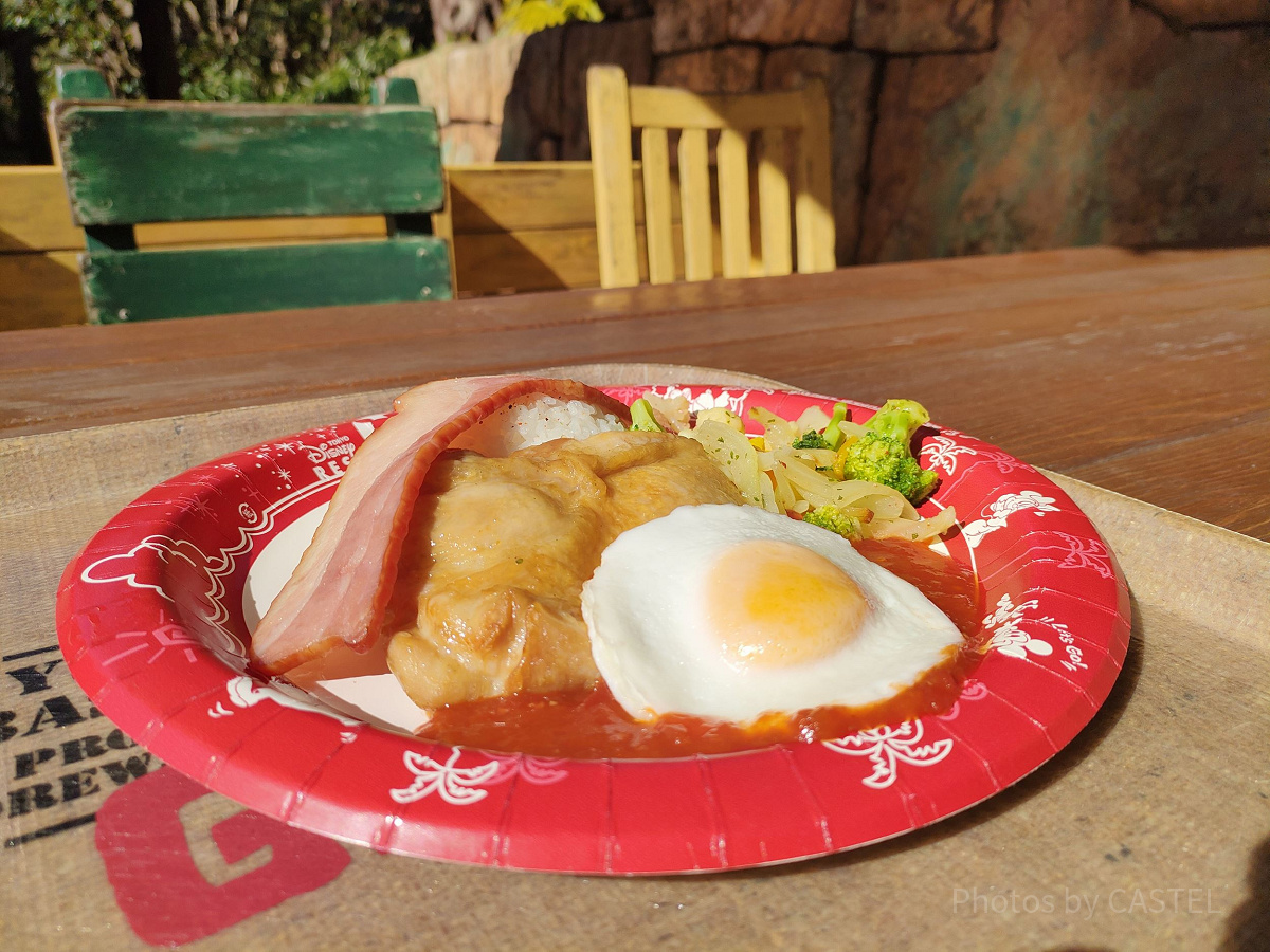 チキンのオーブン焼き、ベーコン、エッグ、ライス添え