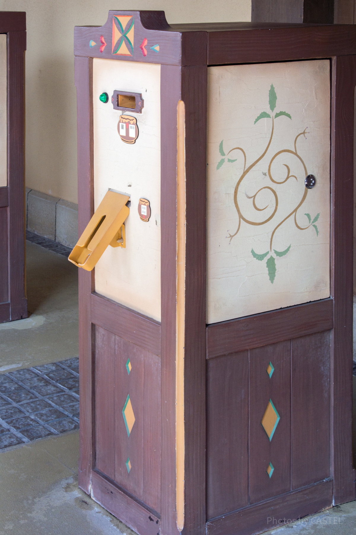 プーさんのハニーハントのファストパス発券機| キャステル | CASTEL