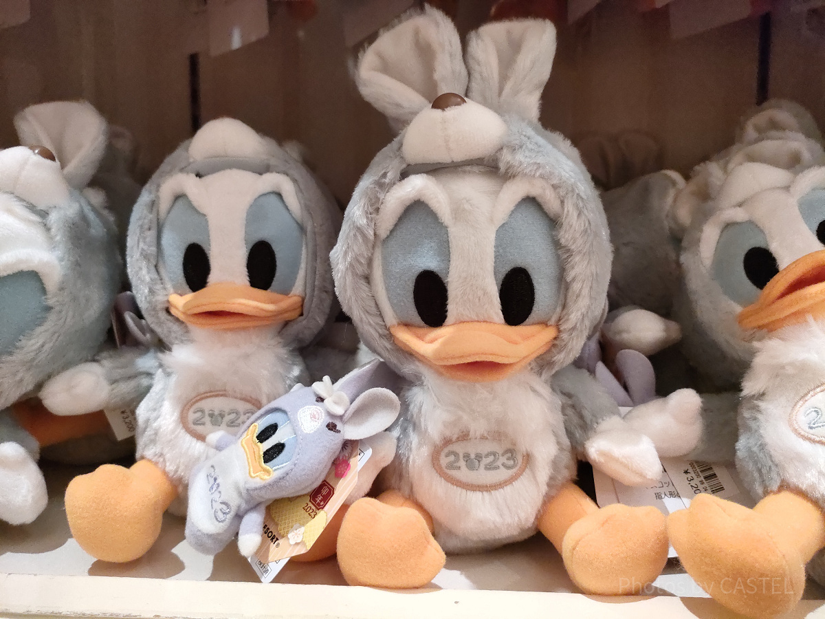 ディズニーお正月グッズ：うさぎドナルドぬいぐるみ